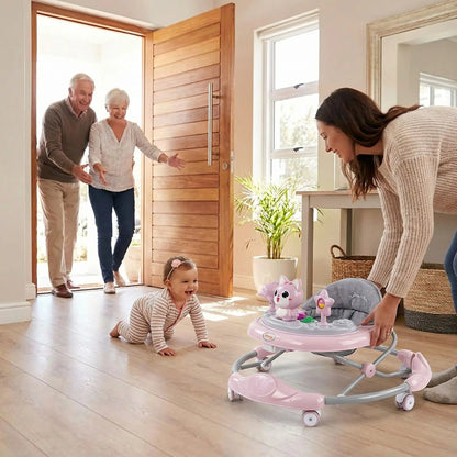 Trotteur bébé fille rampant avec sa maman et ses grands-parents