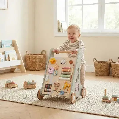 Enfant progresse avec chariot d'activités en bois éducatif