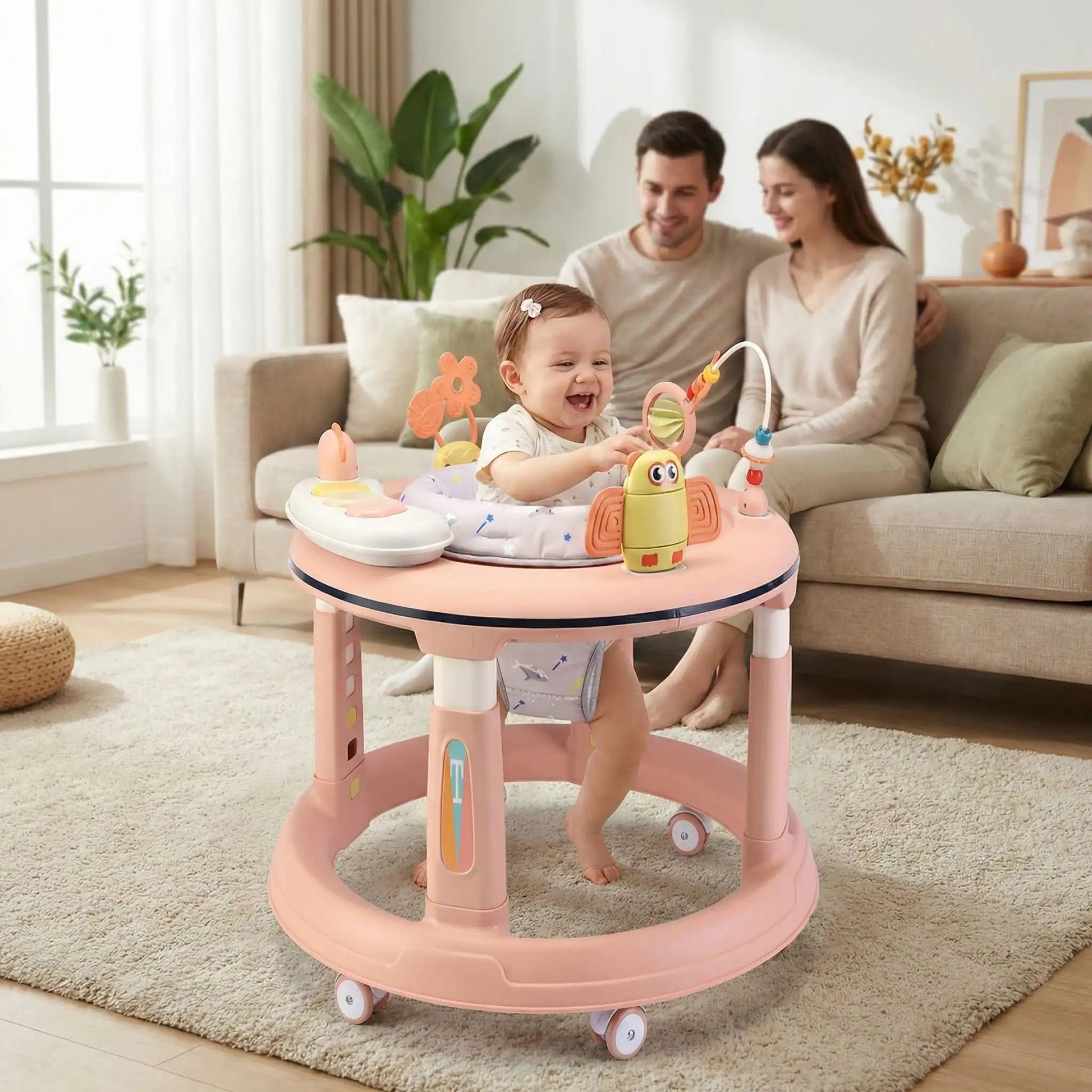 Trotteur pour bébé dans le salon avec ses parents