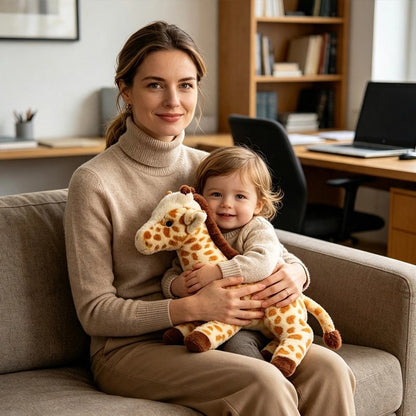 Un bébé avec sa peluche girafe assis sur sa maman