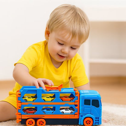 un bébé heureux avec son camion bleu