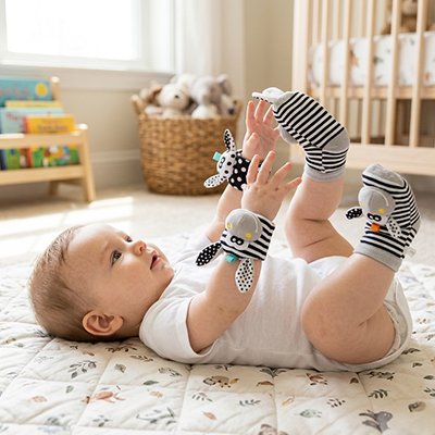 un bébé stimulé avec ses chaussettes d'éveils