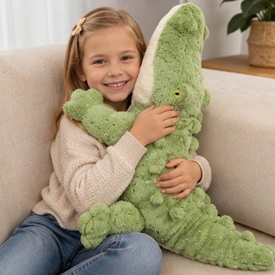 un câlin entre un crocodile en tissu et une fillette
