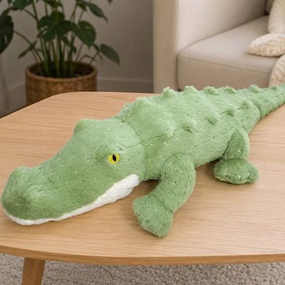 un crocodile en peluche sur une table