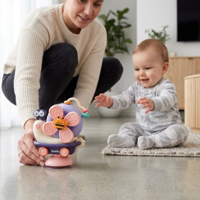 un jouet montessori sensoriel spinner avec bébé et maman
